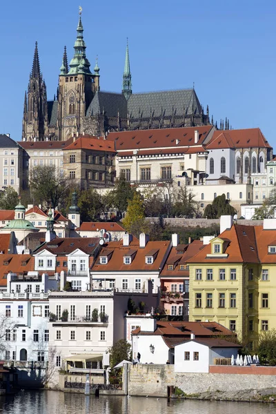 Colorido Otoño Castillo Gótico Praga Con Ciudad Menor Sobre Río —  Fotos de Stock