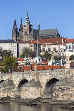 Renkli sonbahar Gotik Prag Kalesi ve Charles Köprüsü ile Strana'da güneşli gün, Çek Cumhuriyeti