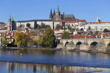 Renkli sonbahar Gotik Prag Kalesi ve Charles Köprüsü ile Strana'da güneşli gün, Çek Cumhuriyeti