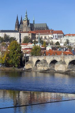 Renkli sonbahar Gotik Prag Kalesi ve Charles Köprüsü ile Strana'da güneşli gün, Çek Cumhuriyeti