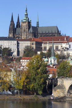 Renkli sonbahar Gotik Prag Kalesi ve Charles Köprüsü ile Strana'da güneşli gün, Çek Cumhuriyeti