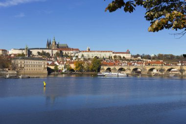 Renkli sonbahar Gotik Prag Kalesi ve Charles Köprüsü ile Strana'da güneşli gün, Çek Cumhuriyeti