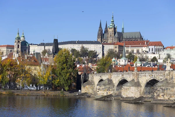 Kleurrijke Herfst Praag Gotische Burcht Karelsbrug Met Mala Strana Zonnige — Stockfoto