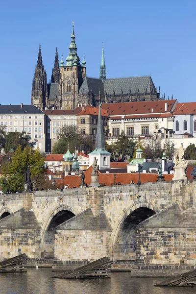 Kleurrijke Herfst Praag Gotische Burcht Karelsbrug Met Mala Strana Zonnige — Stockfoto