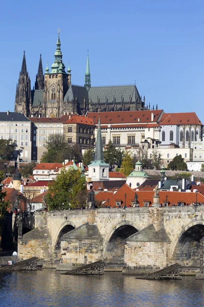 Renkli Sonbahar Gotik Prag Kalesi Charles Köprüsü Ile Strana Güneşli — Stok fotoğraf