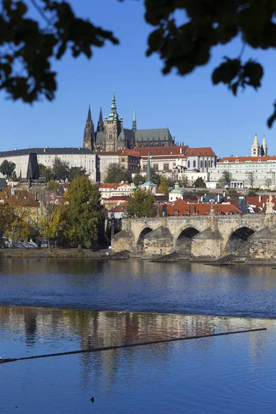 Kleurrijke Herfst Praag Gotische Burcht Karelsbrug Met Mala Strana Zonnige — Stockfoto