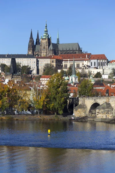 Kleurrijke Herfst Praag Gotische Burcht Karelsbrug Met Mala Strana Zonnige — Stockfoto