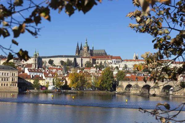 Colorido Otoño Castillo Gótico Praga Puente Carlos Con Ciudad Menor —  Fotos de Stock