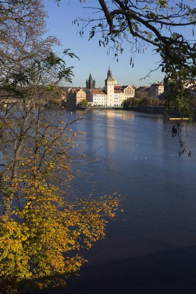 Färgglad Höst Gotiska Pragborgen Och Karlsbron Med Malá Strana Soliga — Stockfoto