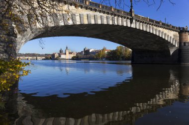 Çek Cumhuriyeti Vltava Nehri üzerindeki renkli Prag Eski Kasabası
