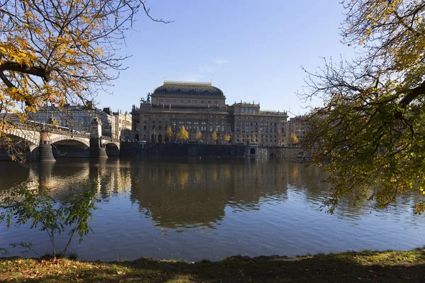 Jesień Praga Stare Miasto Teatrem Narodowym Słoneczny Dzień Czechy — Zdjęcie stockowe