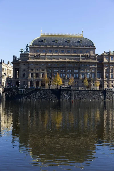 Jesień Praga Stare Miasto Teatrem Narodowym Słoneczny Dzień Czechy — Zdjęcie stockowe