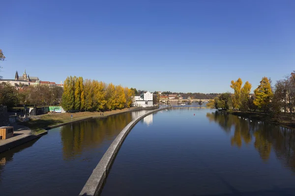 Colorato Castello Gotico Autunnale Praga Con Piccola Città Sopra Fiume — Foto Stock