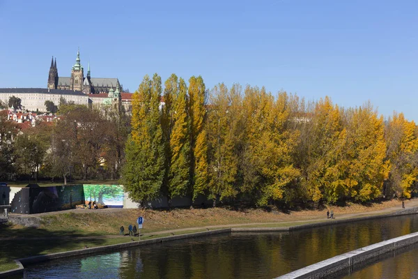 Красочная Осень Пражский Готический Замок Малым Городом Над Рекой Влтавой — стоковое фото