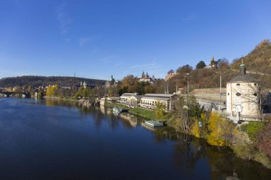 Renkli sonbahar Gotik Prag Kalesi ile Lesser Town Nehri Vltava yukarıda güneşli gün, Çek Cumhuriyeti