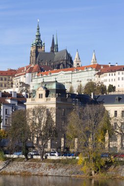 Renkli sonbahar Gotik Prag Kalesi ile Lesser Town Nehri Vltava yukarıda güneşli gün, Çek Cumhuriyeti