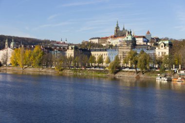 Renkli sonbahar Gotik Prag Kalesi ile Lesser Town Nehri Vltava yukarıda güneşli gün, Çek Cumhuriyeti