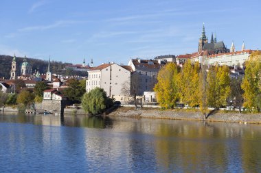 Renkli sonbahar Gotik Prag Kalesi ile Lesser Town Nehri Vltava yukarıda güneşli gün, Çek Cumhuriyeti