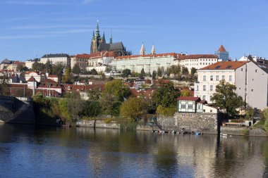 Renkli sonbahar Gotik Prag Kalesi ile Lesser Town Nehri Vltava yukarıda güneşli gün, Çek Cumhuriyeti