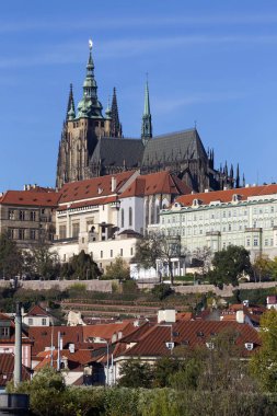 Renkli sonbahar Gotik Prag Kalesi ile Lesser Town Nehri Vltava yukarıda güneşli gün, Çek Cumhuriyeti