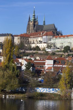 Renkli sonbahar Gotik Prag Kalesi ile Lesser Town Nehri Vltava yukarıda güneşli gün, Çek Cumhuriyeti