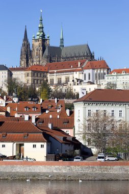 Renkli sonbahar Gotik Prag Kalesi ile Lesser Town Nehri Vltava yukarıda güneşli gün, Çek Cumhuriyeti