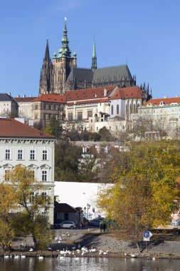 Renkli sonbahar Gotik Prag Kalesi ile Lesser Town Nehri Vltava yukarıda güneşli gün, Çek Cumhuriyeti