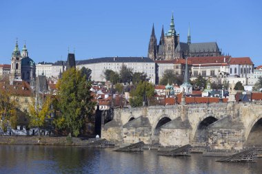 Renkli sonbahar Gotik Prag Kalesi ve Charles Köprüsü ile Strana'da güneşli gün, Çek Cumhuriyeti