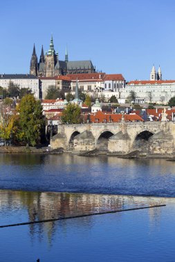 Renkli sonbahar Gotik Prag Kalesi ve Charles Köprüsü ile Strana'da güneşli gün, Çek Cumhuriyeti