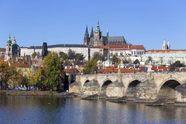 Renkli sonbahar Gotik Prag Kalesi ve Charles Köprüsü ile Strana'da güneşli gün, Çek Cumhuriyeti