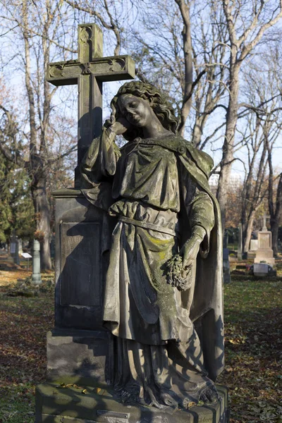 历史雕像在奥秘老布拉格公墓 捷克共和国 — 图库照片