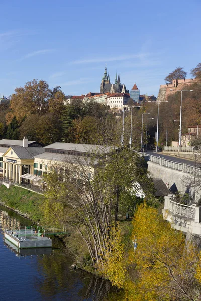 Красочная Осень Пражский Готический Замок Малым Городом Над Рекой Влтавой — стоковое фото