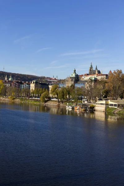 Bunte Herbstliche Prager Gotische Burg Mit Der Kleinstadt Über Der — Stockfoto