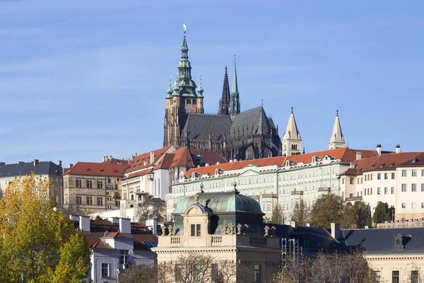 Outono Colorido Castelo Gótico Praga Com Menor Cidade Acima Rio — Fotografia de Stock