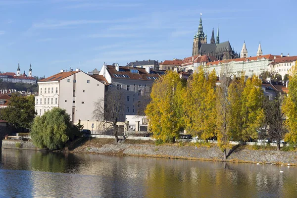 晴れた日 チェコ共和国のカラフルな秋プラハ ゴシック様式城にはヴルタヴァ川上小地区 — ストック写真