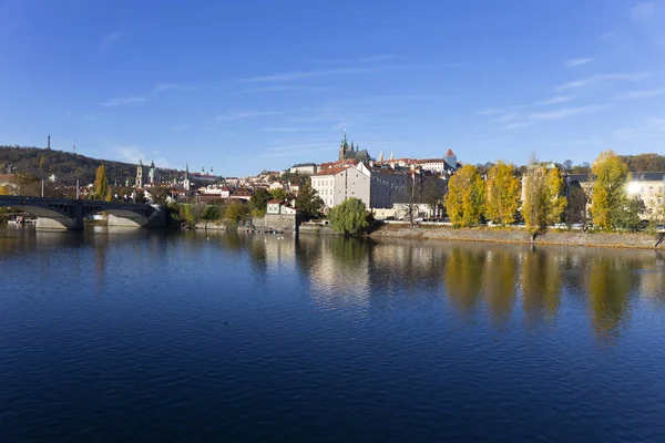 五颜六色的秋天布拉格哥特式城堡与小镇在伏尔塔瓦河之上在阳光明媚的日子 捷克共和国 — 图库照片