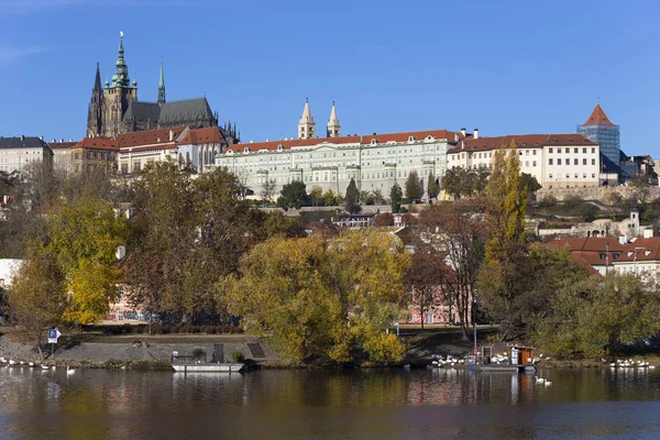 Colorido Otoño Castillo Gótico Praga Con Ciudad Menor Sobre Río —  Fotos de Stock