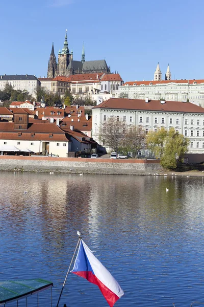 Kolorowe Jesienne Gotycki Zamek Praski Mniejszym Miastem Nad Rzeką Wełtawą — Zdjęcie stockowe