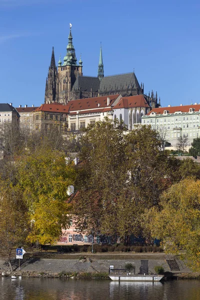 Renkli Sonbahar Gotik Prag Kalesi Ile Lesser Town Nehri Vltava — Stok fotoğraf