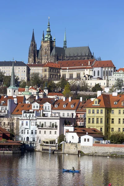 Colorido Otoño Castillo Gótico Praga Con Ciudad Menor Sobre Río — Foto de Stock