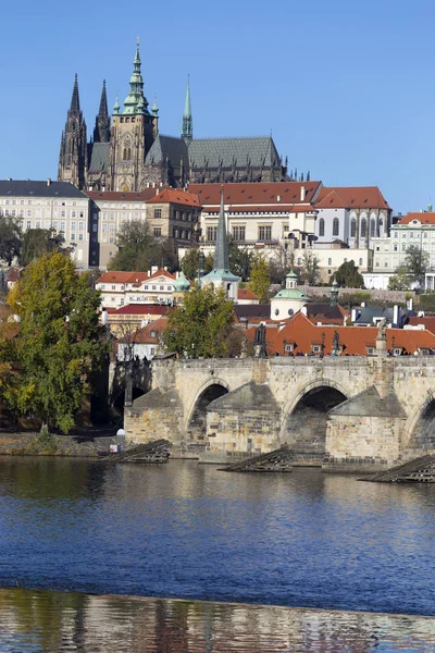 Colorido Otoño Castillo Gótico Praga Puente Carlos Con Ciudad Menor — Foto de Stock