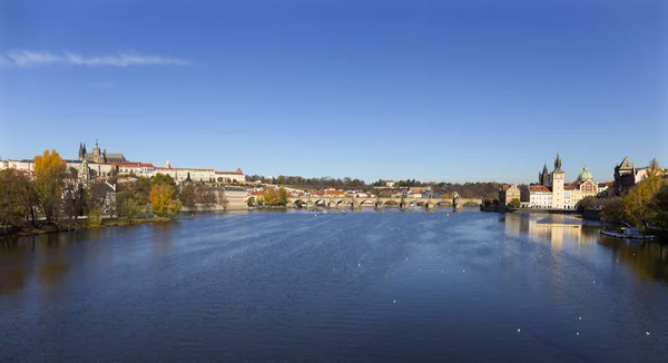 Färgglad Höst Gotiska Pragborgen Och Karlsbron Med Malá Strana Soliga — Stockfoto