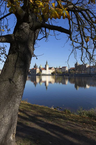チェコ共和国ヴルタヴァ川の上のカラフルな秋のプラハ旧市街 — ストック写真