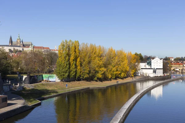 Kleurrijke Herfst Praag Gotische Burcht Karelsbrug Met Mala Strana Zonnige — Stockfoto