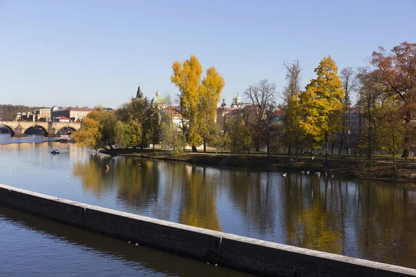 Färgglada Höst Prag Gamla Stan Ovanför Floden Vltava Tjeckien — Stockfoto