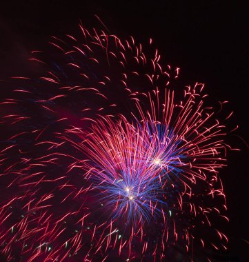 Detay siyah gökyüzü üzerinde havai fişek