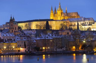 Gece renkli karlı Noel Prag Lesser Town Gotik Kalesi ve Charles Köprüsü, Çek Cumhuriyeti