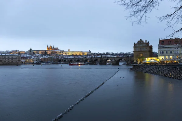 Noche Colores Nevados Navidad Praga Ciudad Pequeña Con Castillo Gótico — Foto de Stock