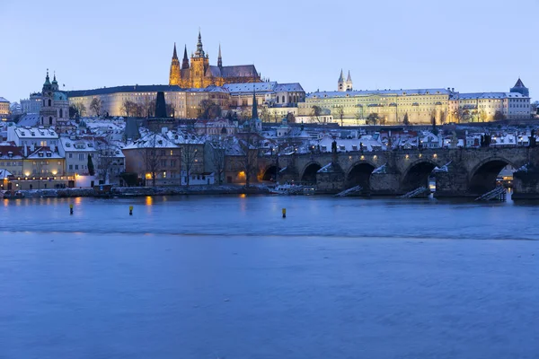 Natt Färgglada Snöig Jul Lillsidan Prag Med Gotiska Slott Och — Stockfoto