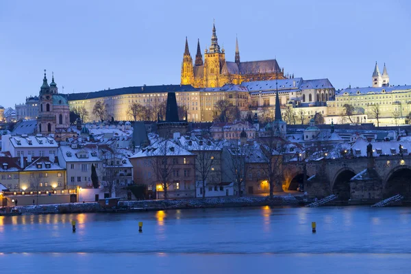 Noite Colorido Nevado Natal Praga Menor Cidade Com Castelo Gótico — Fotografia de Stock